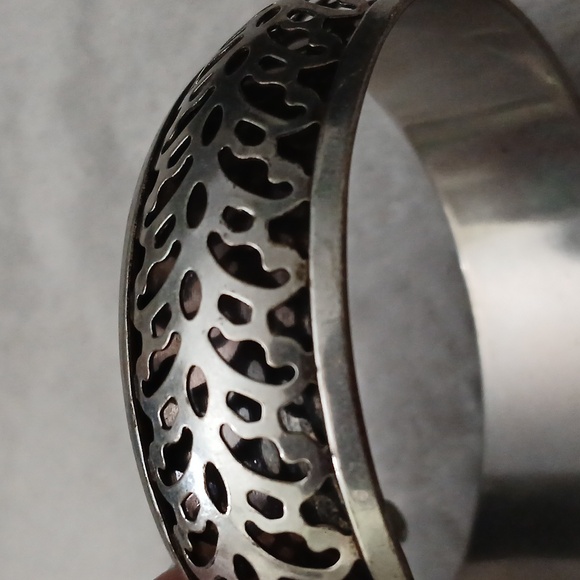 SILVERTONE CUTOUT BANGLE 7 IN - Picture 4 of 6